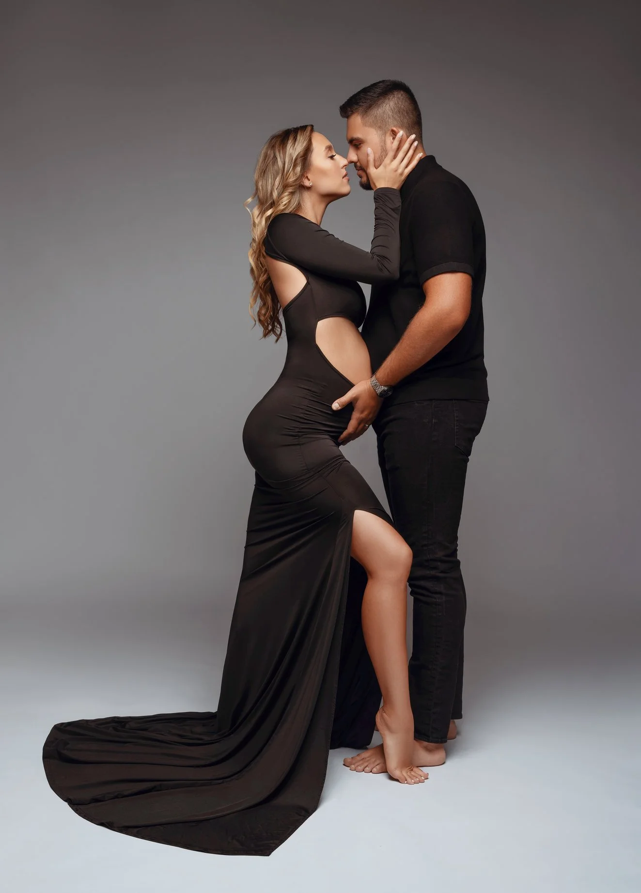 Maternity portrait session with pregnant couple kissing in black in Chicago - Filaneyka photo studio