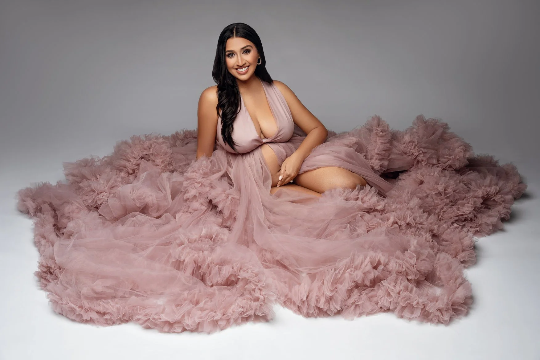 Maternity photoshoot with glamorous pink tulle maternity pose in Chicago - Filaneyka photo studio