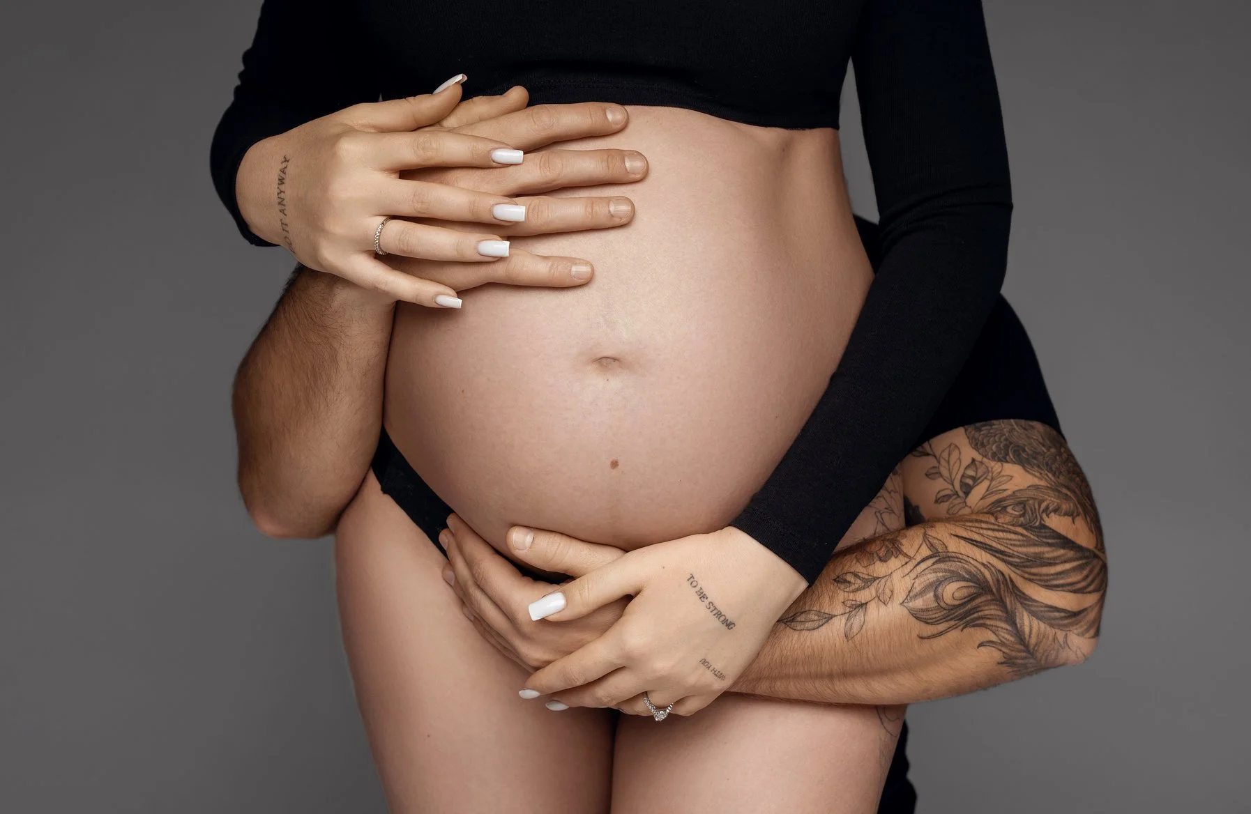 Pregnancy photography with couples hands on bump in Chicago - Filaneyka photo studio