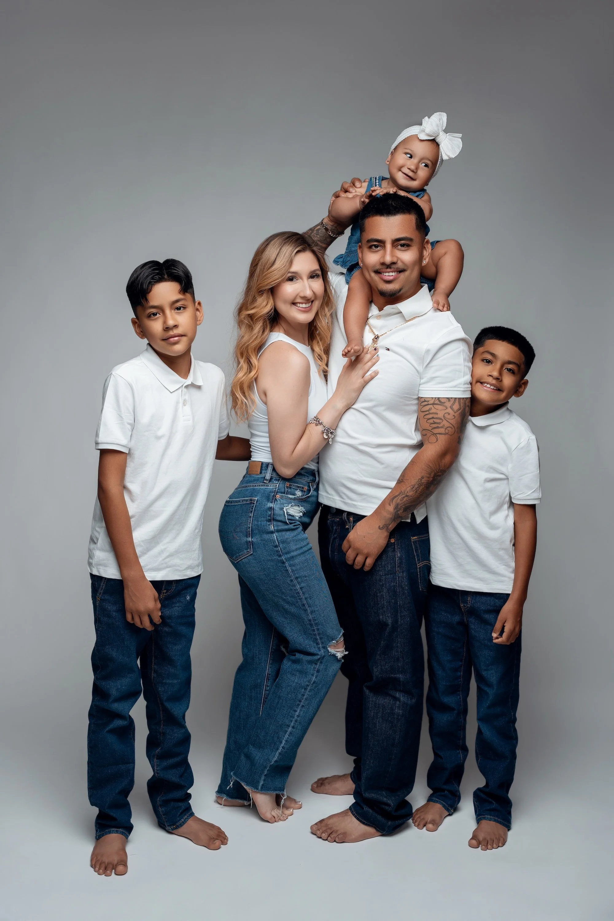 Family photography with family of five with baby on shoulders in Chicago - Filaneyka photo studio