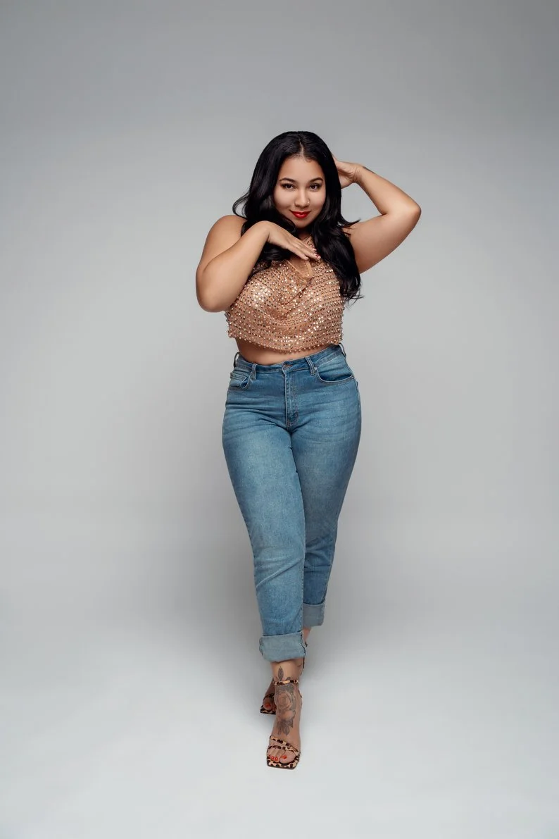 Professional headshot photography with woman posing in jeans in Chicago - Filaneyka photo studio