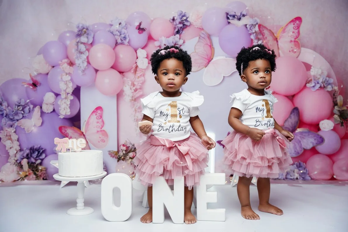 First birthday photoshoot with twin girls with pink balloon backdrop in Chicago - Filaneyka photo studio