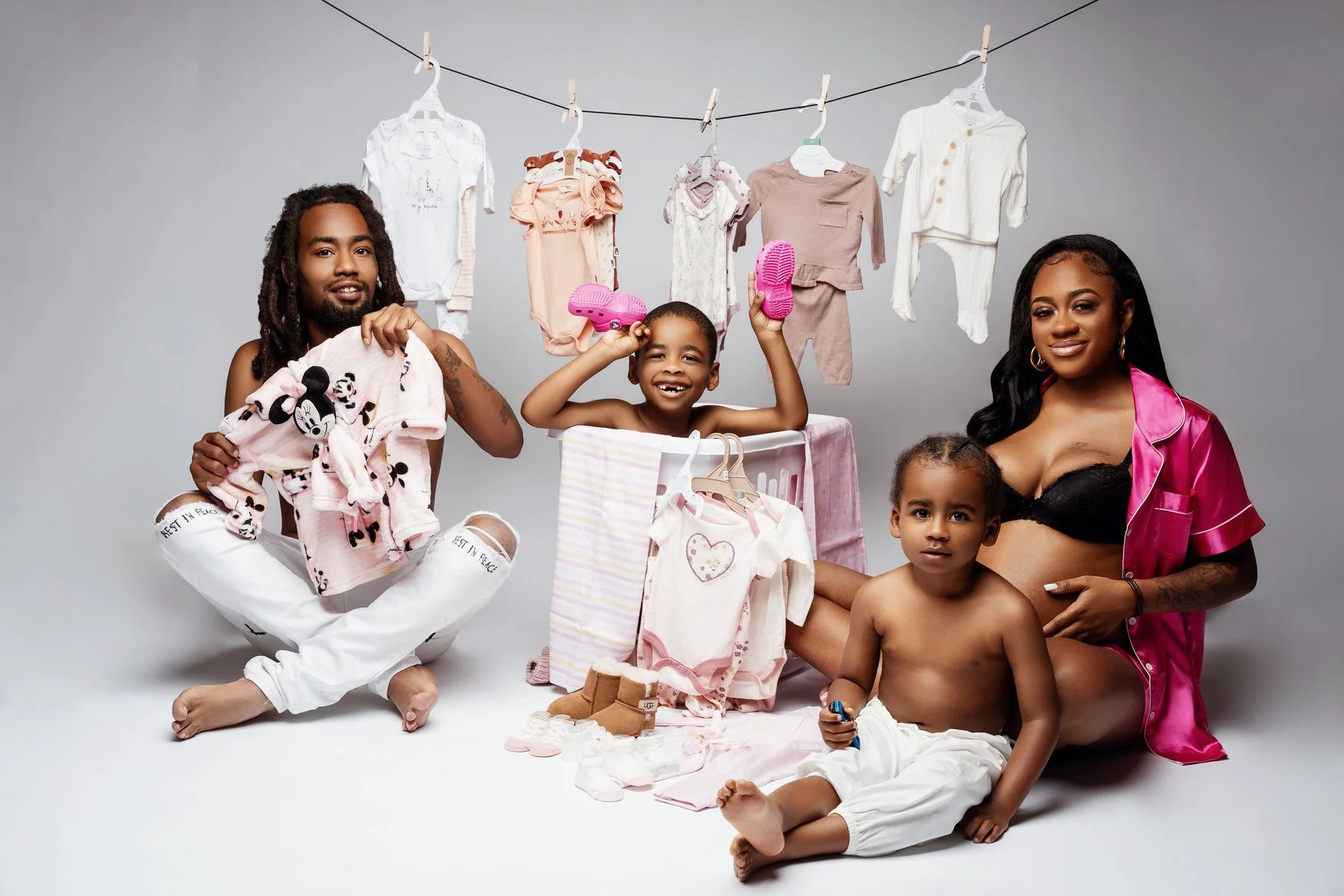 Maternity photoshoot with pregnant family with two children in Chicago - Filaneyka photo studio