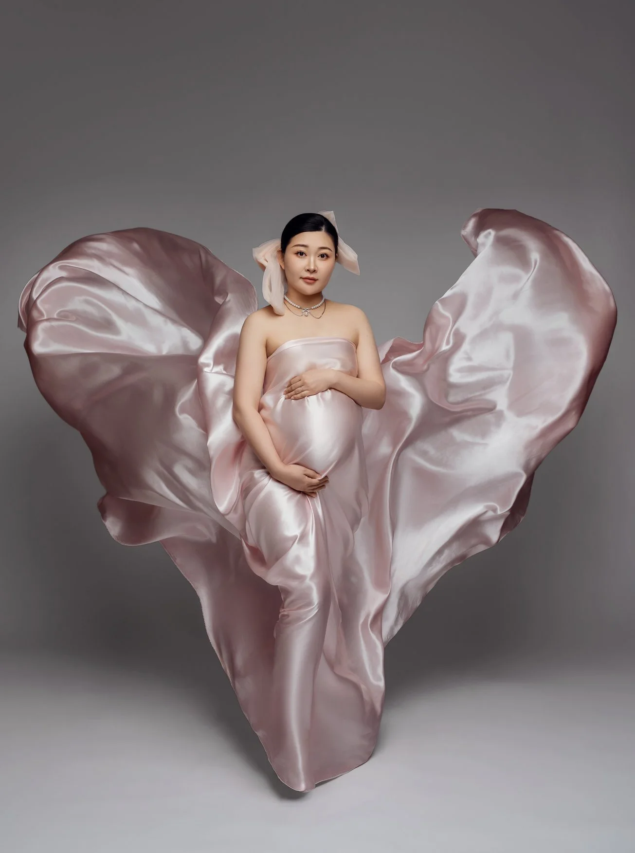 Pregnancy photography with pink silk flowing maternity shoot in Chicago - Filaneyka photo studio