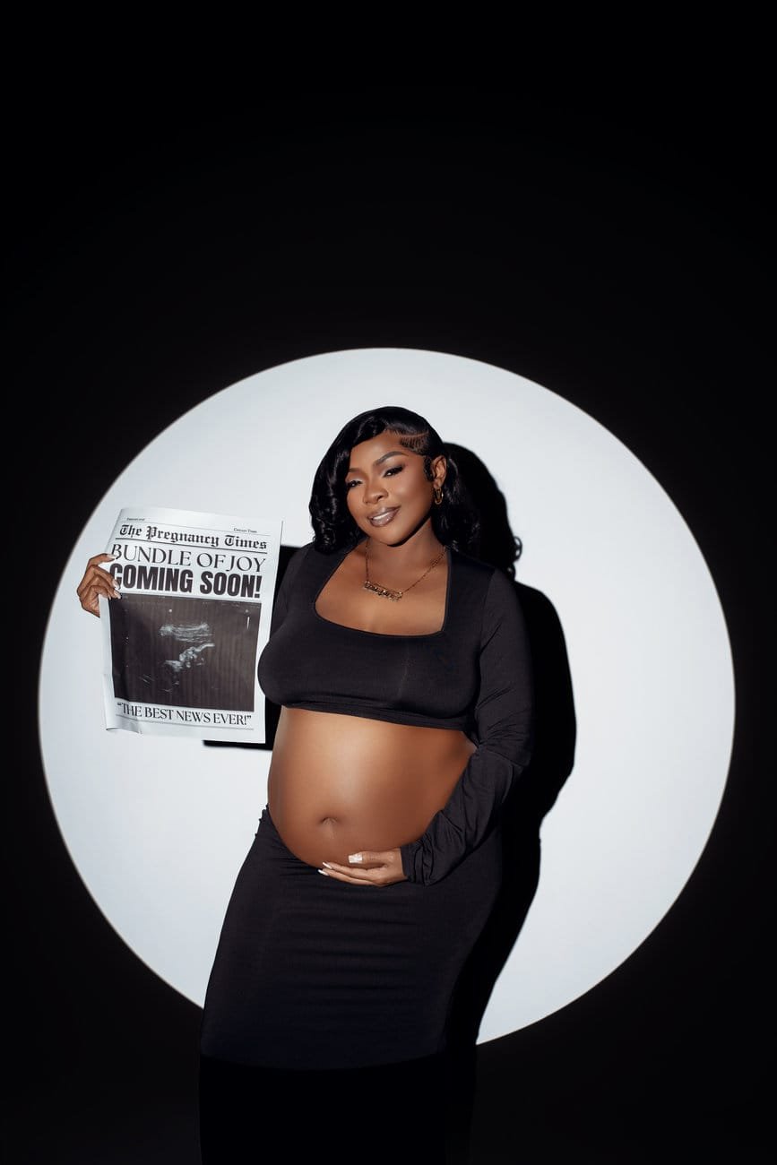 Maternity photoshoot with pregnancy announcement with newspaper in Chicago - Filaneyka photo studio