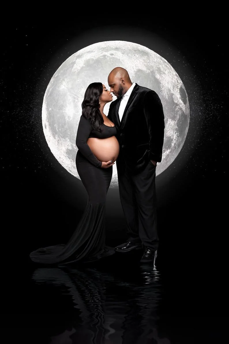 Artistic maternity edit with couple kissing under full moon in Chicago - Filaneyka photo studio