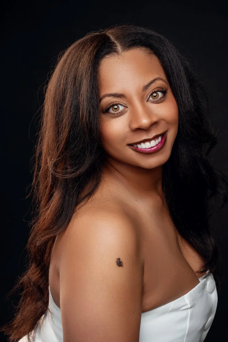 Professional headshot photography with smiling woman dark background portrait in Chicago - Filaneyka photo studio