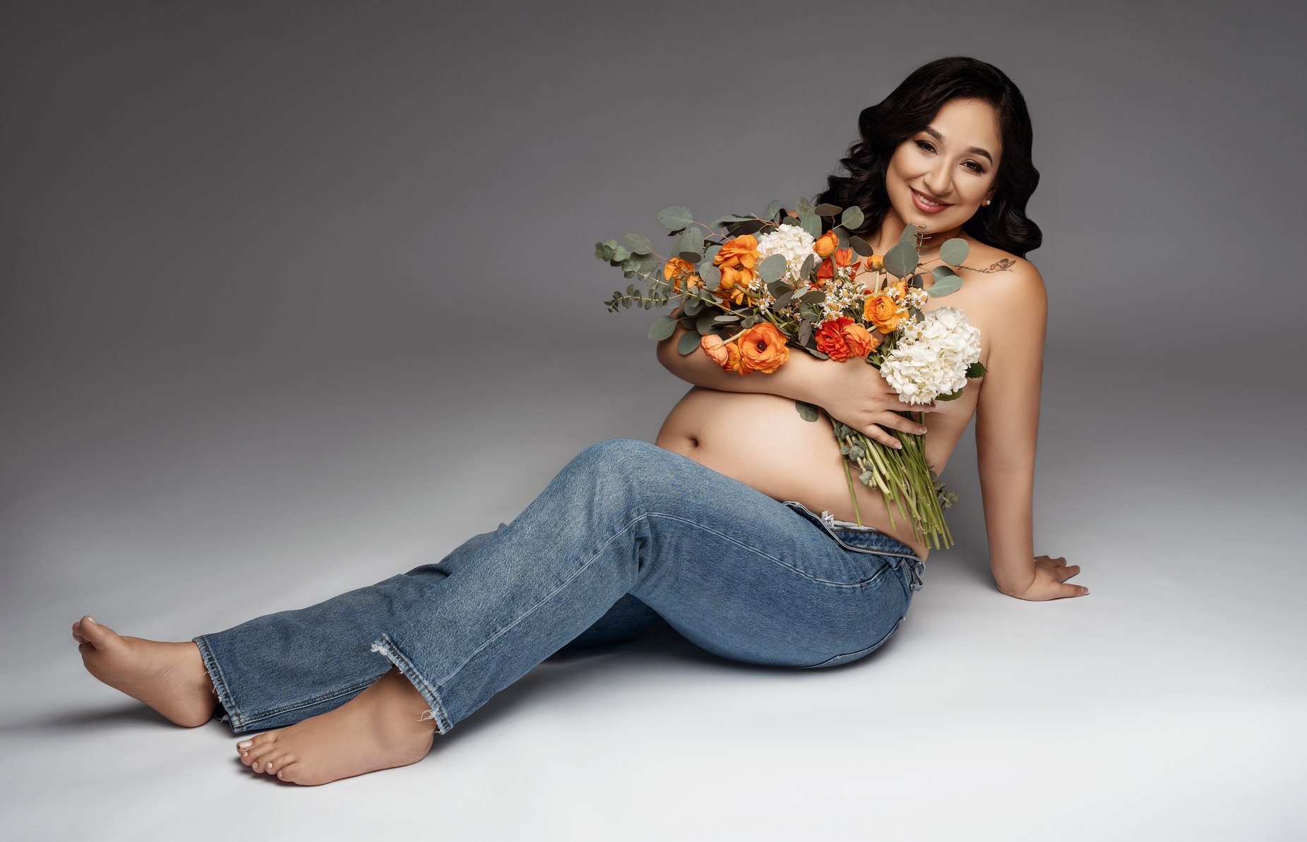 Maternity photoshoot with flowers and jeans maternity in Chicago - Filaneyka photo studio