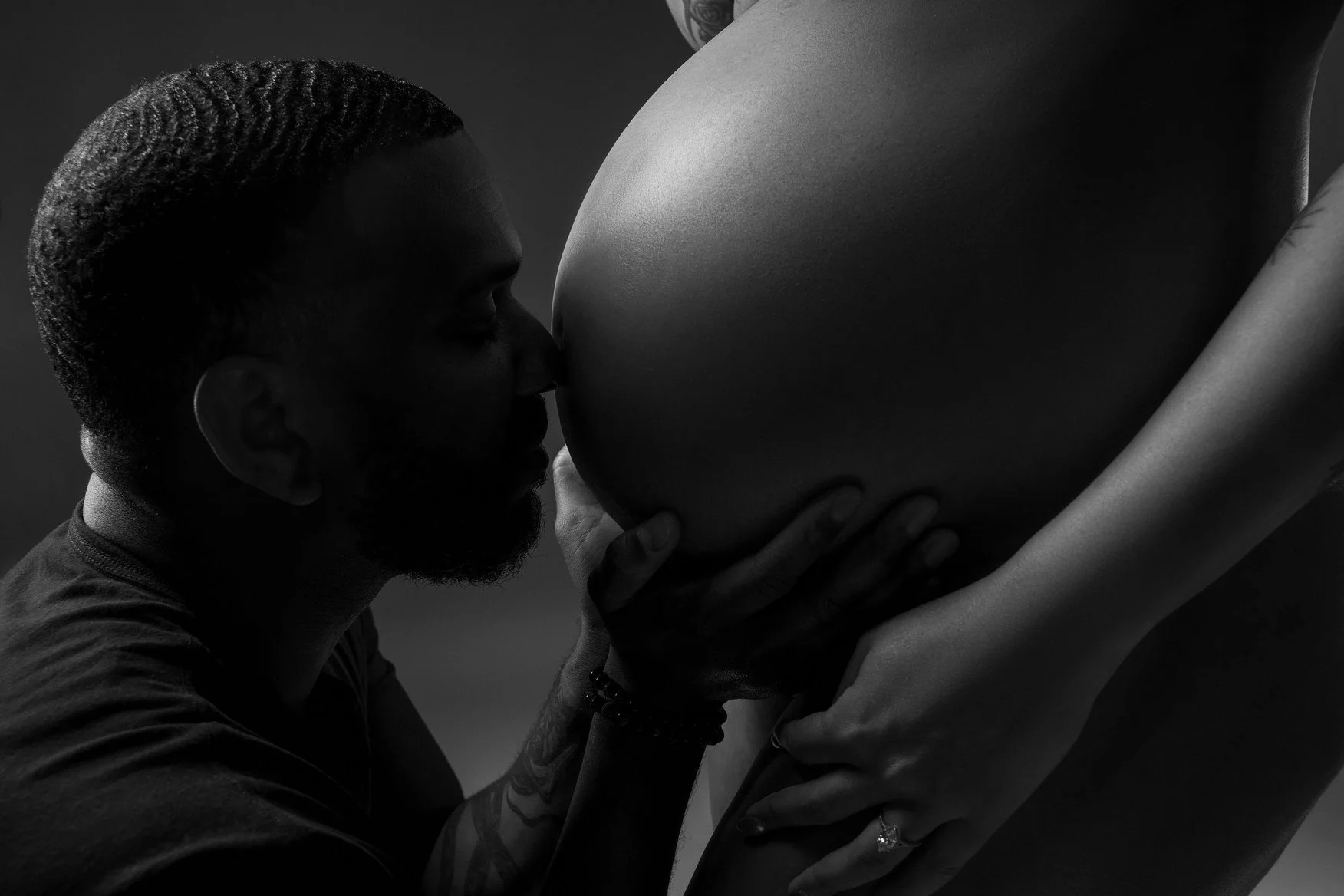 Pregnancy photography with man kissing pregnant belly in Chicago - Filaneyka photo studio