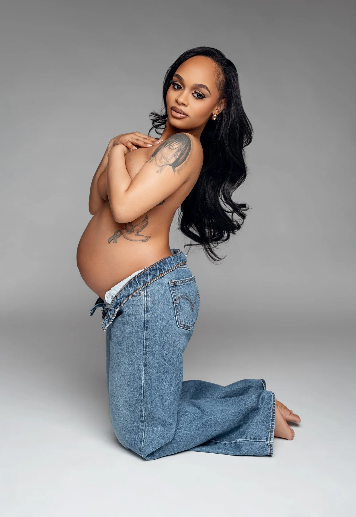 Maternity portrait session with pregnant woman in denim jeans in Chicago - Filaneyka photo studio