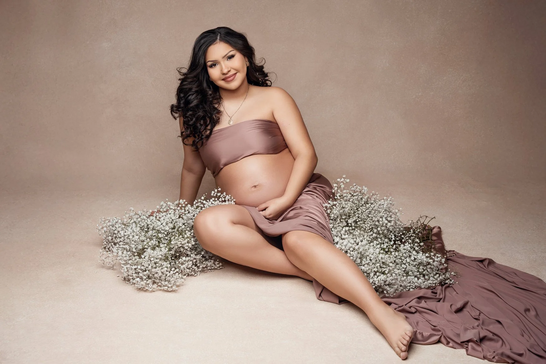 Maternity photoshoot with mauve fabric with babys breath flowers in Chicago - Filaneyka photo studio