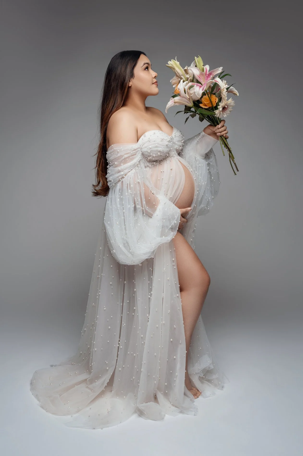 Expecting mother photoshoot with white sheer gown with bouquet in Chicago - Filaneyka photo studio