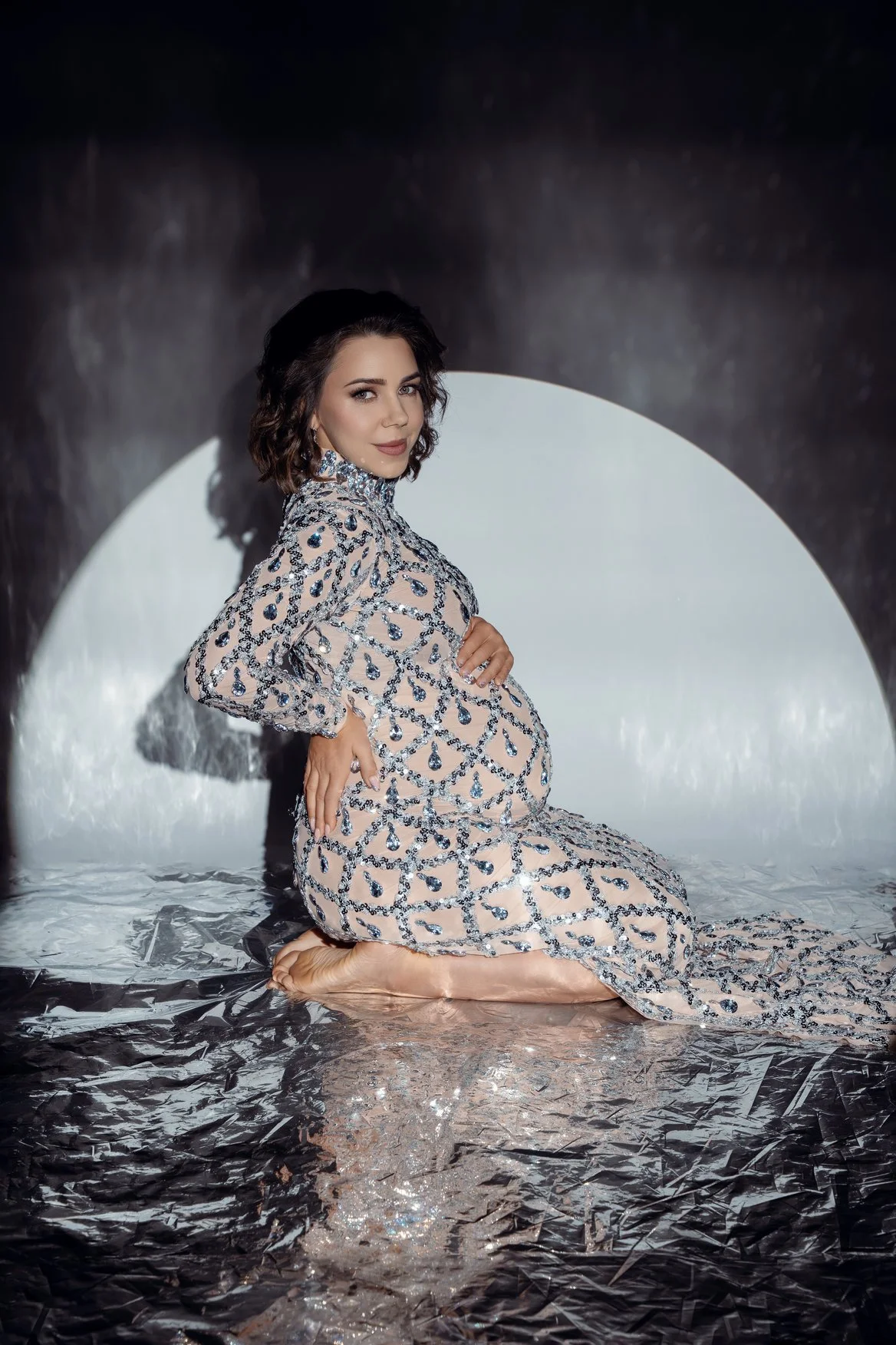 Pregnancy photography with sparkly gown with artistic backdrop in Chicago - Filaneyka photo studio
