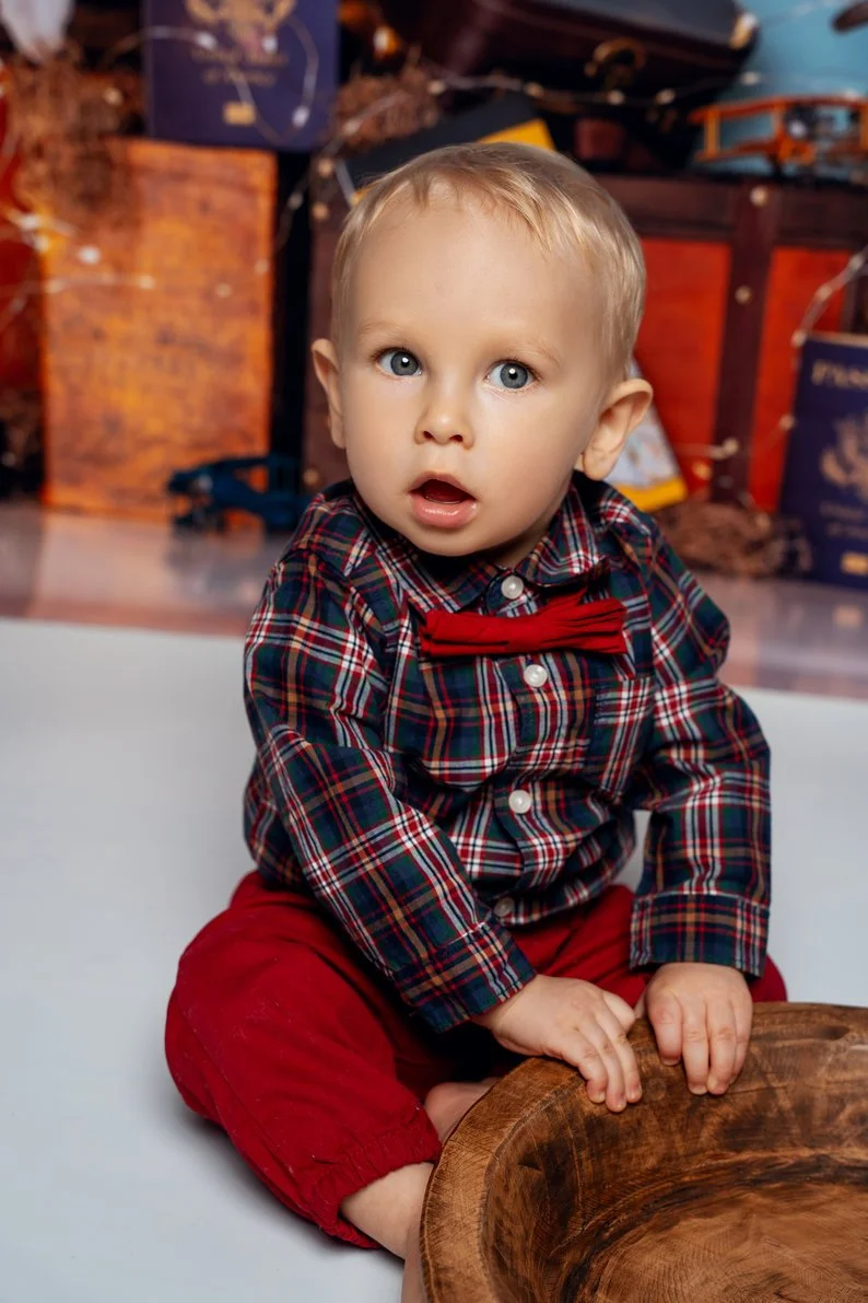 Cake smash session with toddler boy in plaid shirt with red bowtie in Chicago - Filaneyka photo studio