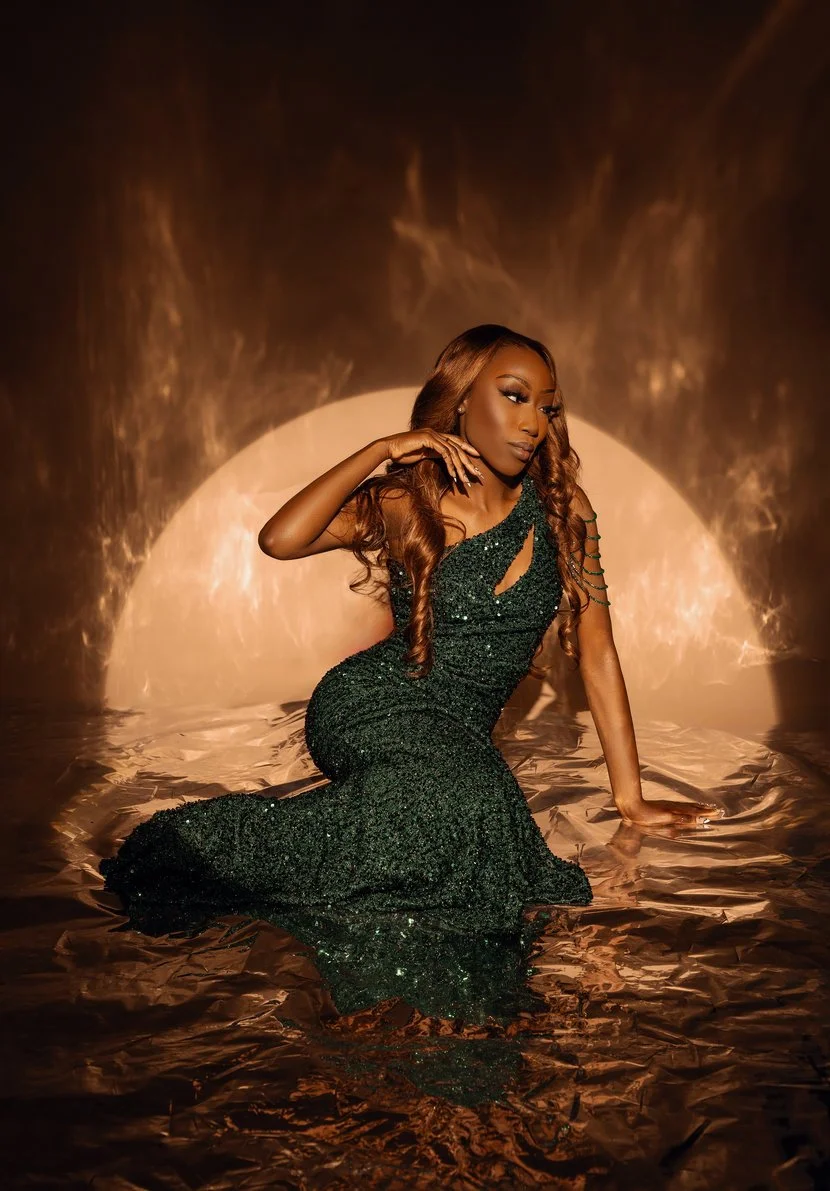 Portrait and headshot photography with green gown in golden water in Chicago - Filaneyka photo studio