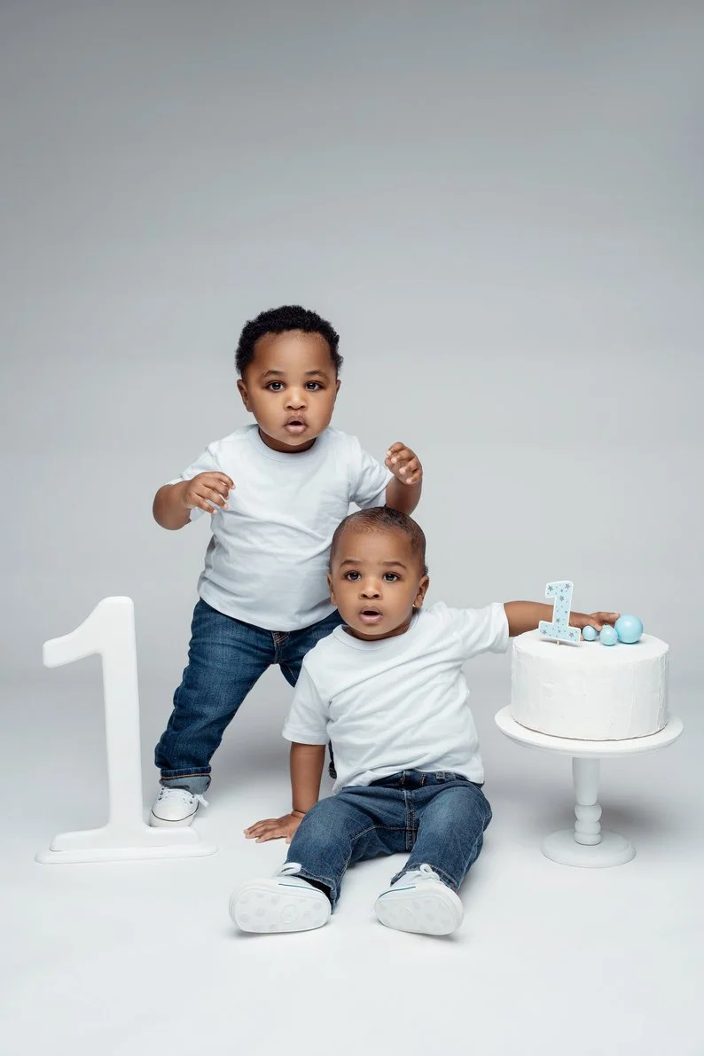 Baby milestone photoshoot with twin boys with first birthday cake in Chicago - Filaneyka photo studio