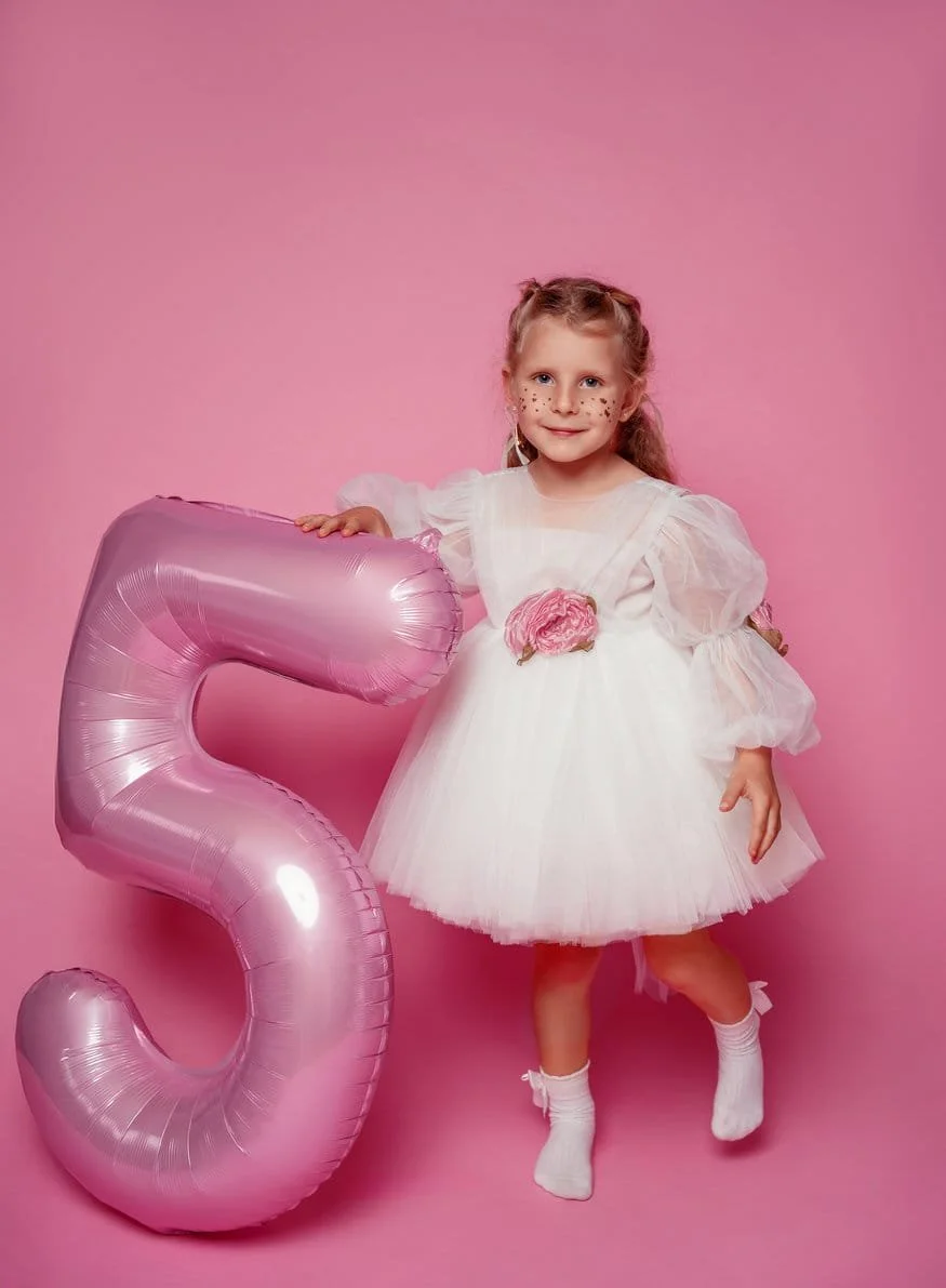 Family photo session with girl posing with pink five balloon in Chicago - Filaneyka photo studio