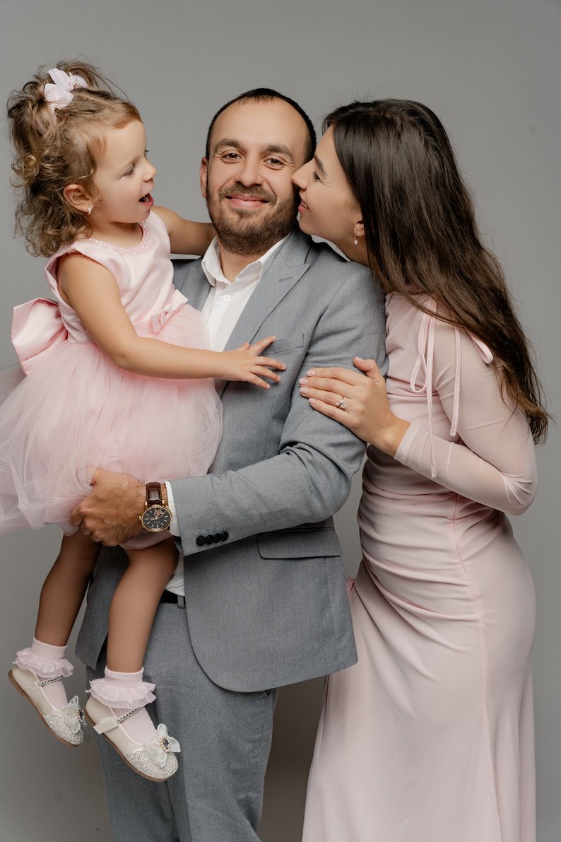 Family photo session with family of three with dad kissing sweetly in Chicago - Filaneyka photo studio