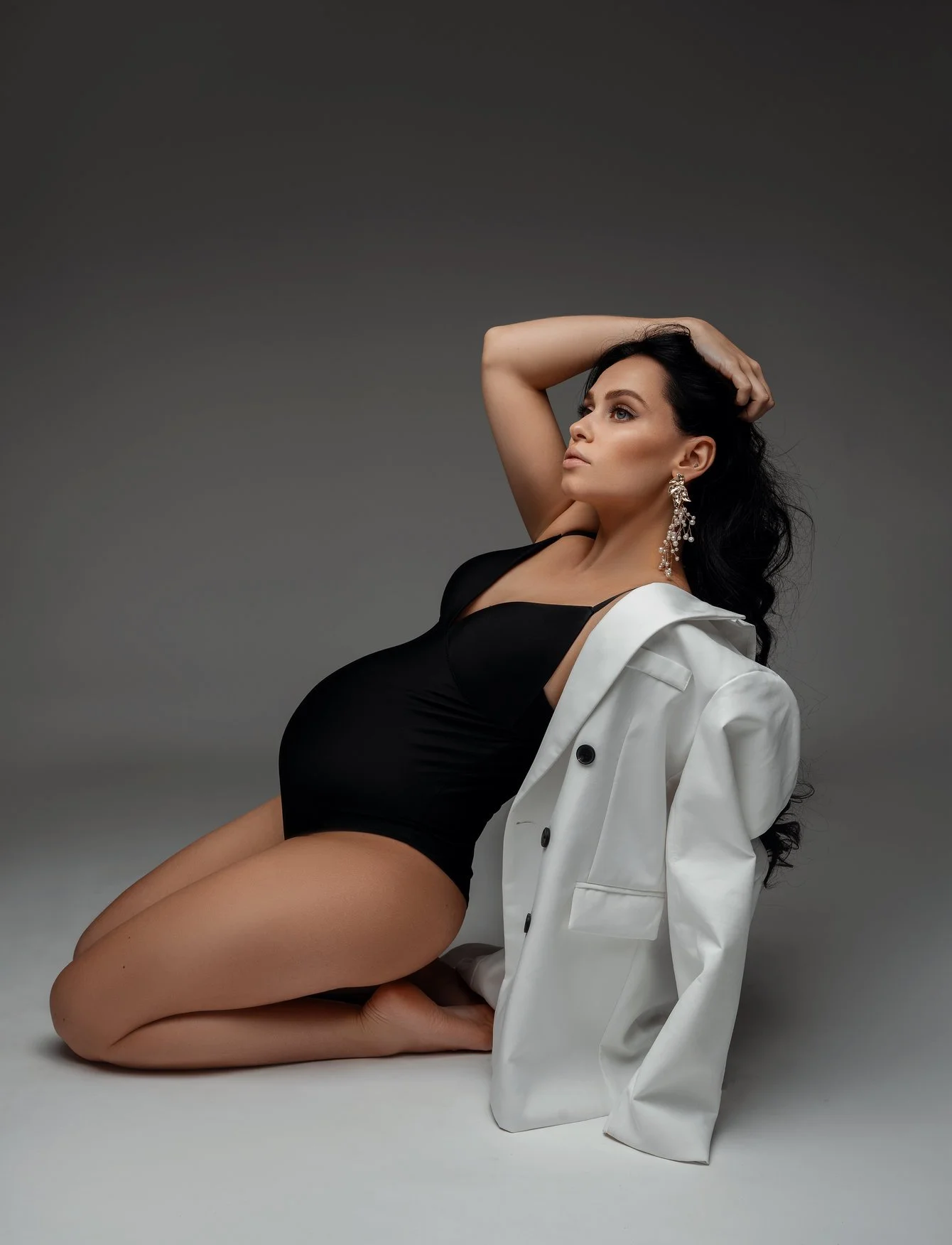 Expecting mother photoshoot with black bodysuit white blazer pose in Chicago - Filaneyka photo studio