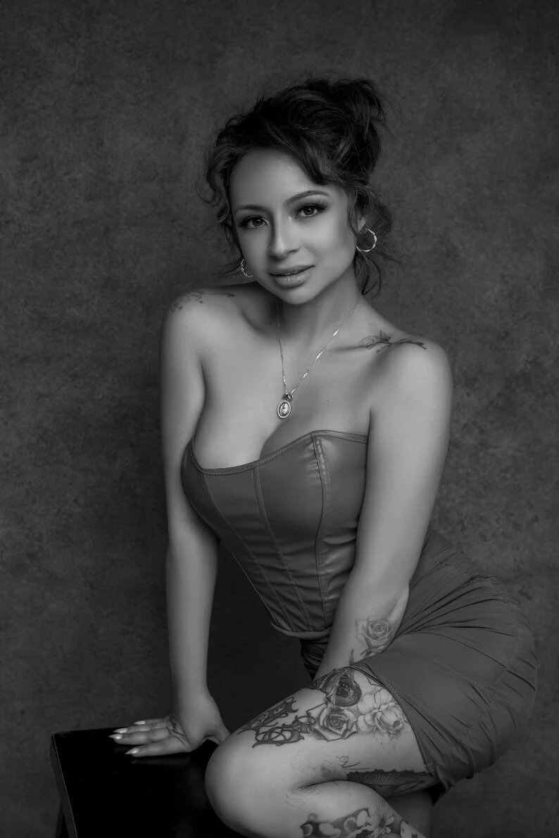 Professional portrait session with corset portrait in black and white in Chicago - Filaneyka photo studio