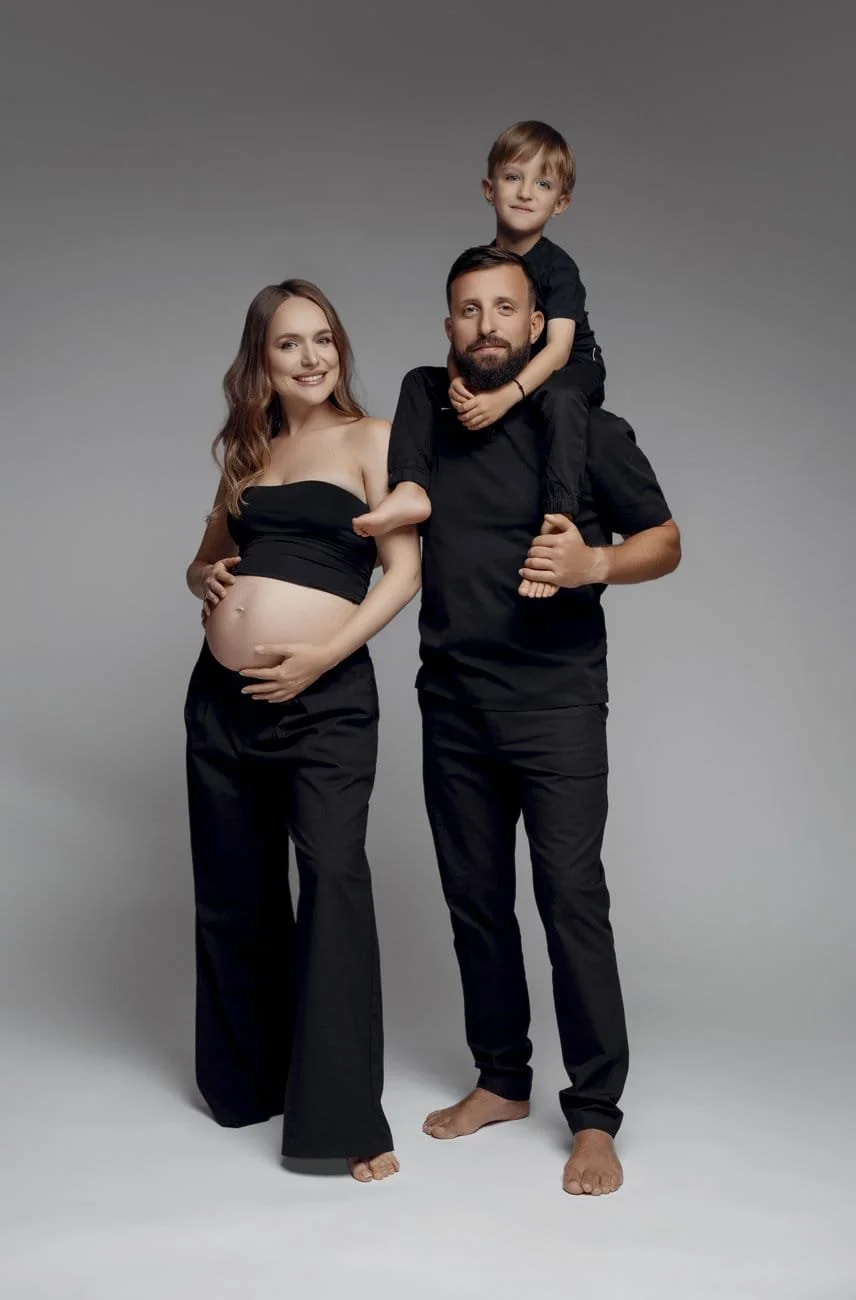 Prenatal photography session with pregnant family in black outfits in Chicago - Filaneyka photo studio