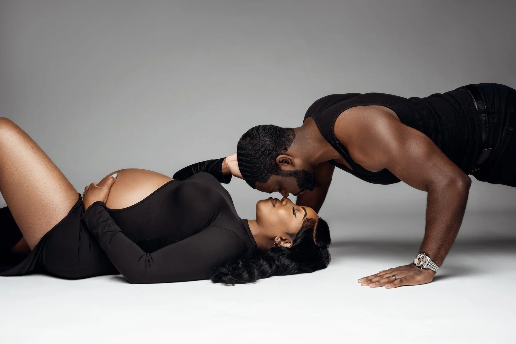 Maternity portrait session with couples push-up kiss in black outfits in Chicago - Filaneyka photo studio