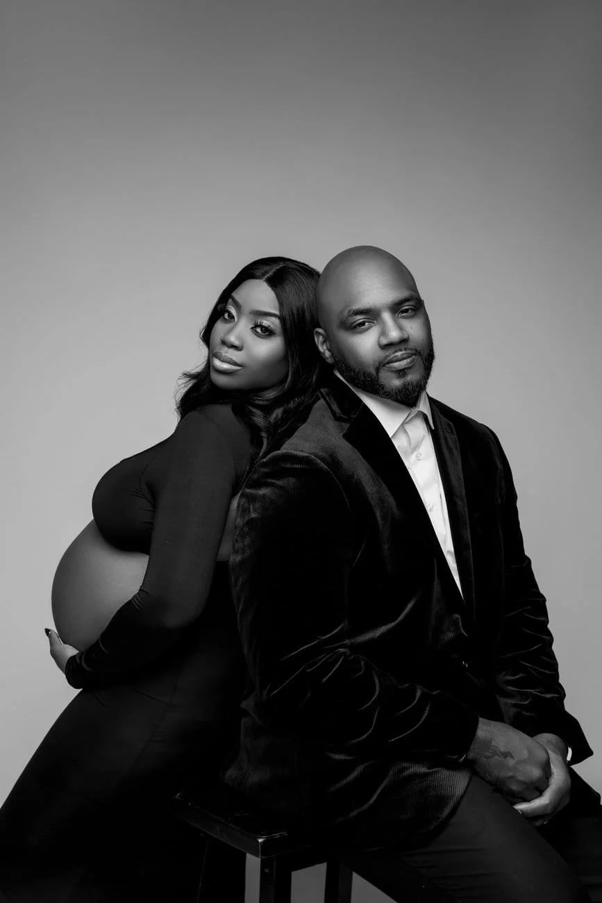 Pregnancy photography with black-and-white couple maternity portrait in Chicago - Filaneyka photo studio