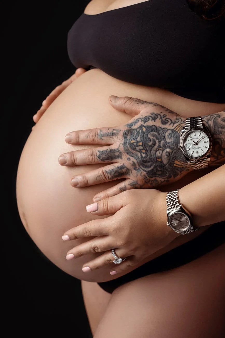 Prenatal photography session with tattooed hands on baby bump in Chicago - Filaneyka photo studio