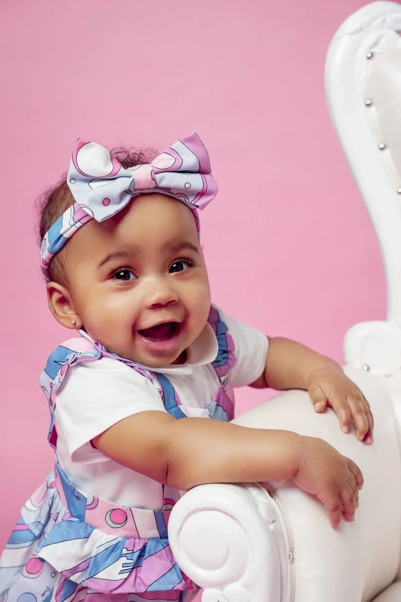 Cake smash session with smiling baby on white chair in Chicago - Filaneyka photo studio