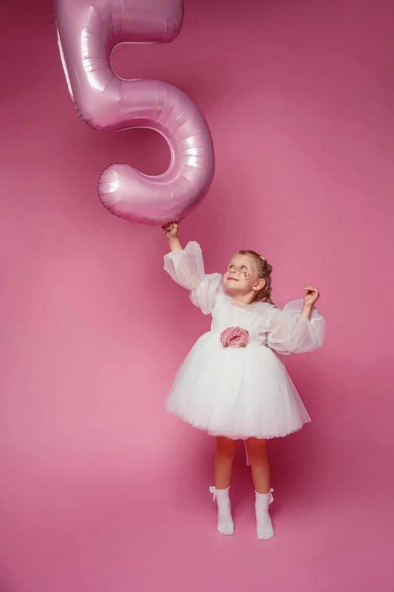 Family photography with girl jumping with five balloon in Chicago - Filaneyka photo studio