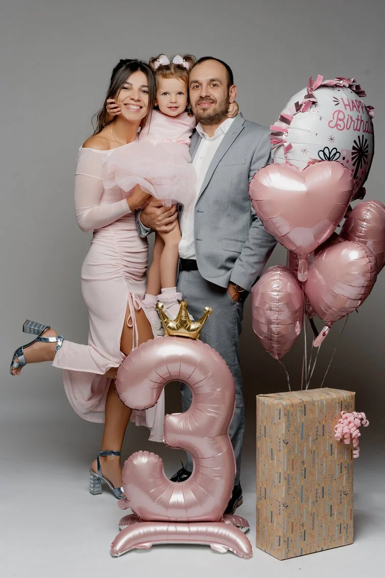 Family portrait session with family of three with third birthday balloons in Chicago - Filaneyka photo studio