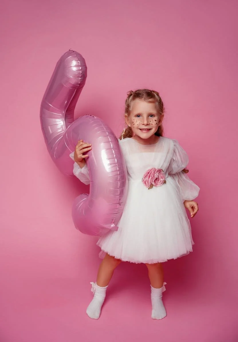 Family portrait session with girl holding pink four balloon in Chicago - Filaneyka photo studio