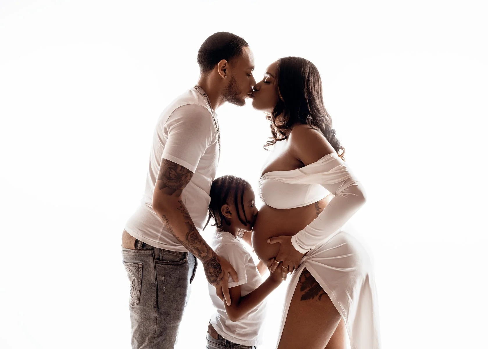 Maternity photoshoot with family maternity shoot in white in Chicago - Filaneyka photo studio