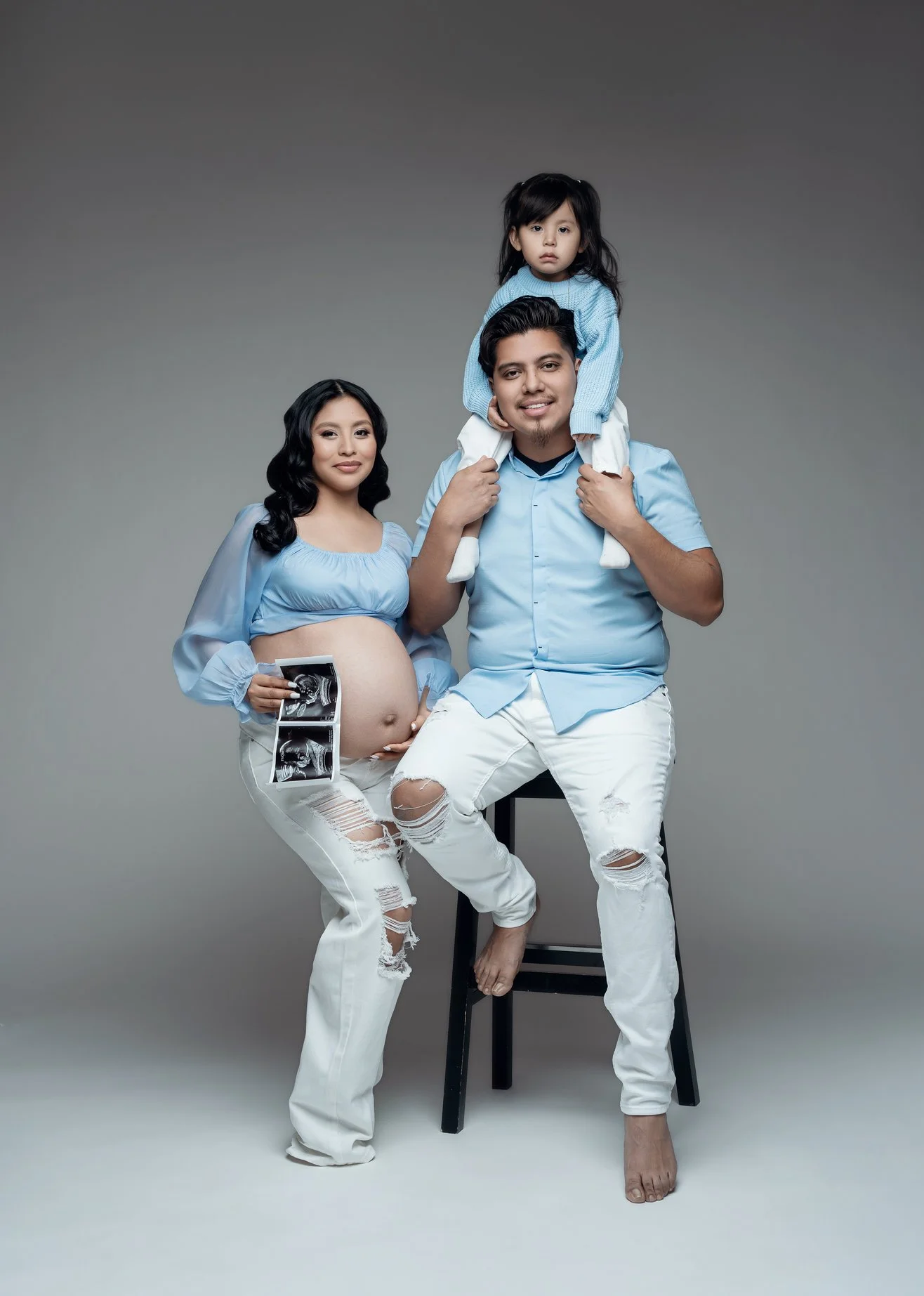 Pregnancy photography with family maternity shoot with ultrasound in Chicago - Filaneyka photo studio