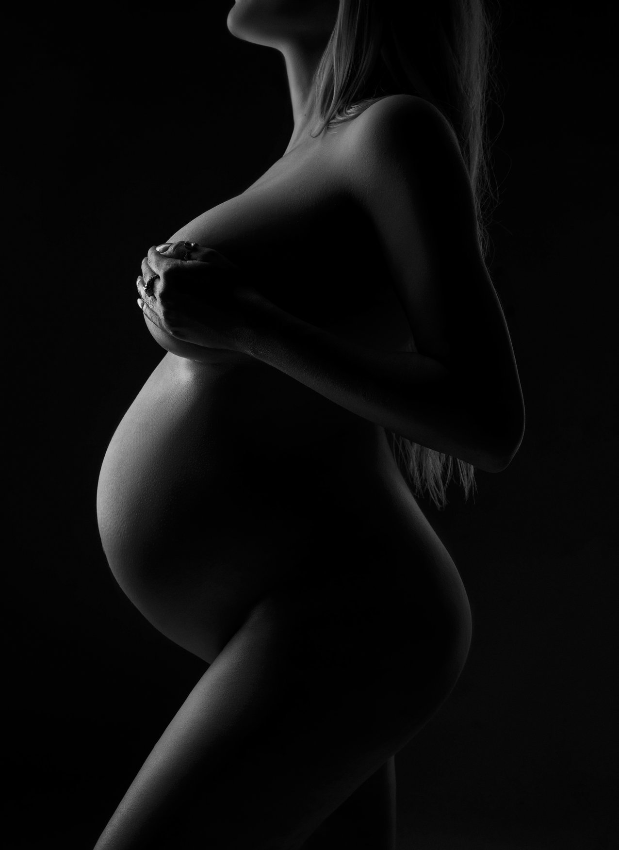 Prenatal photography session with artistic black-and-white pregnancy silhouette in Chicago - Filaneyka photo studio