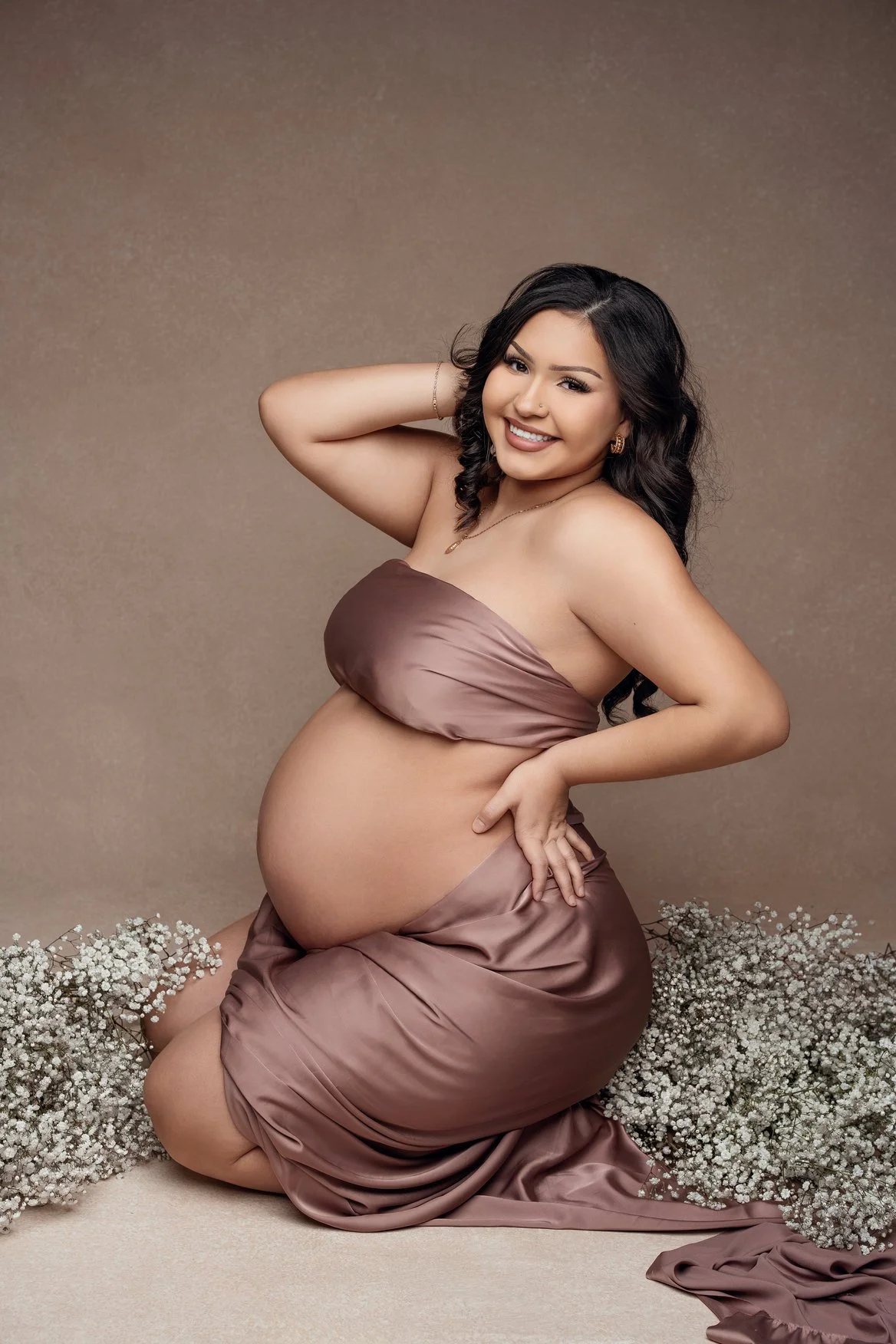 Pregnancy photography with mauve satin wrap with flowers in Chicago - Filaneyka photo studio