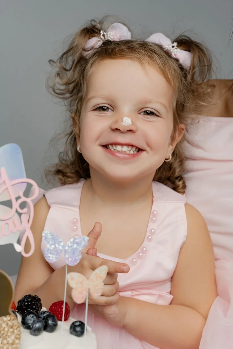 Family studio portrait with girl smiling with birthday cake and frosting in Chicago - Filaneyka photo studio