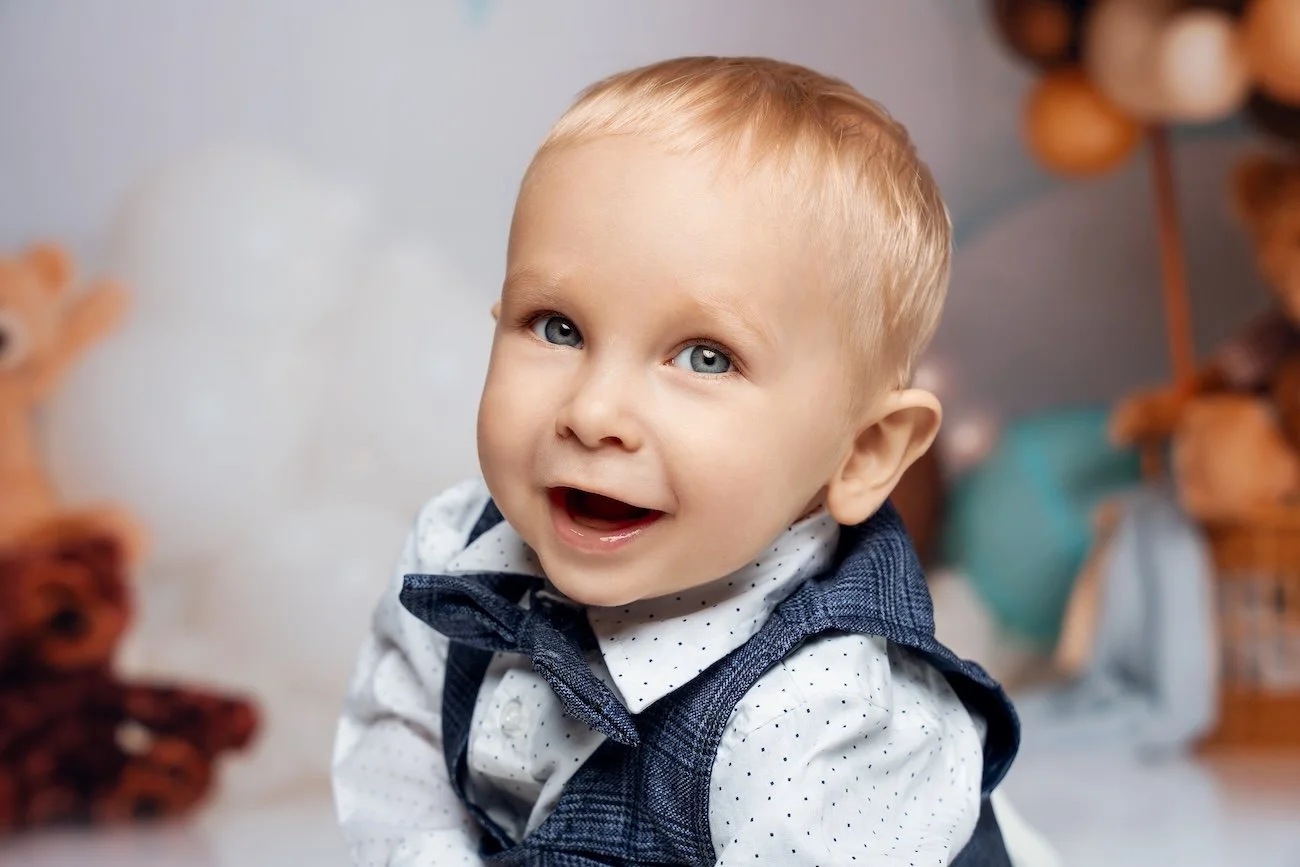 Cake smash session with smiling boy close-up portrait in Chicago - Filaneyka photo studio