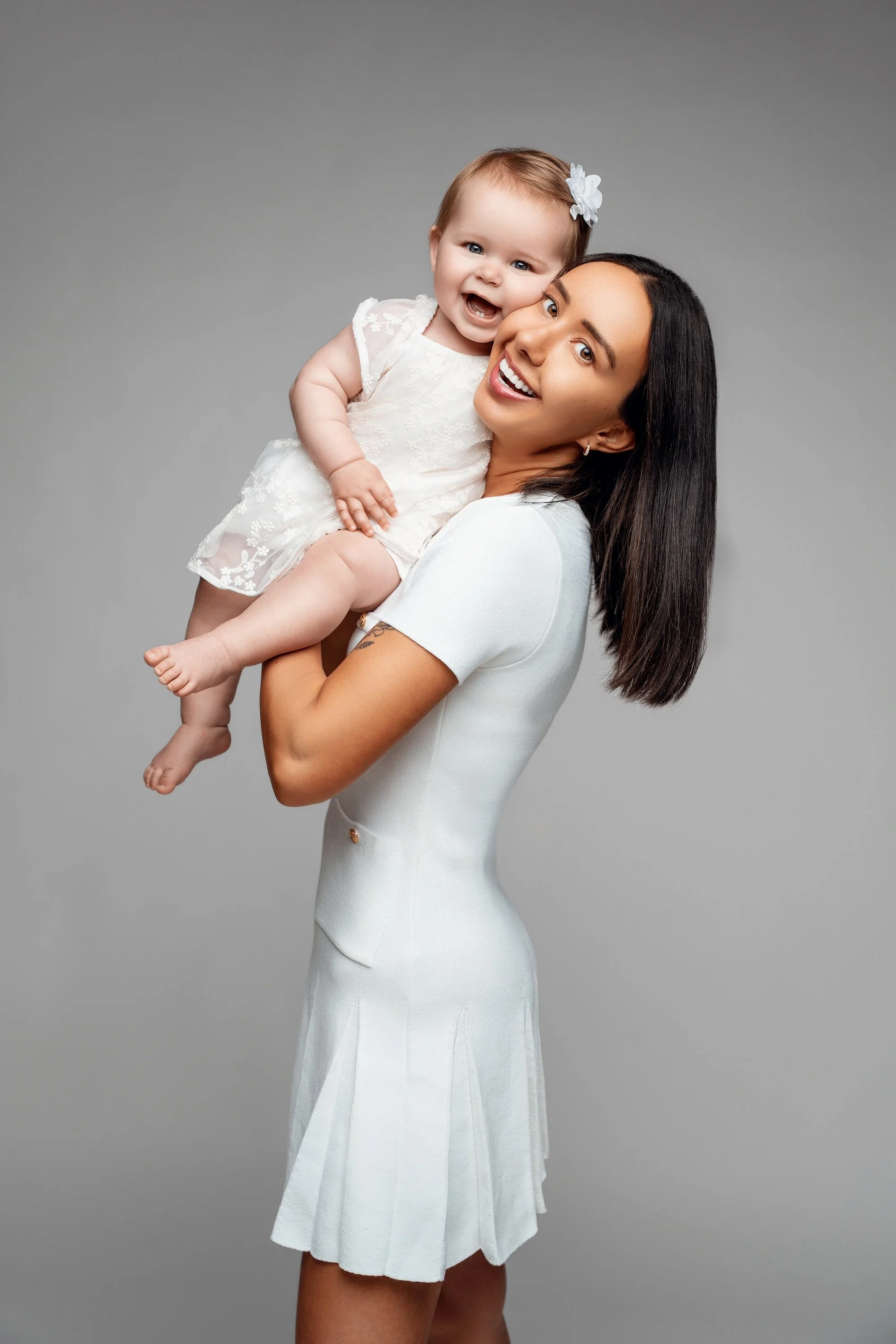Family photo session with mom holding baby in matching white in Chicago - Filaneyka photo studio