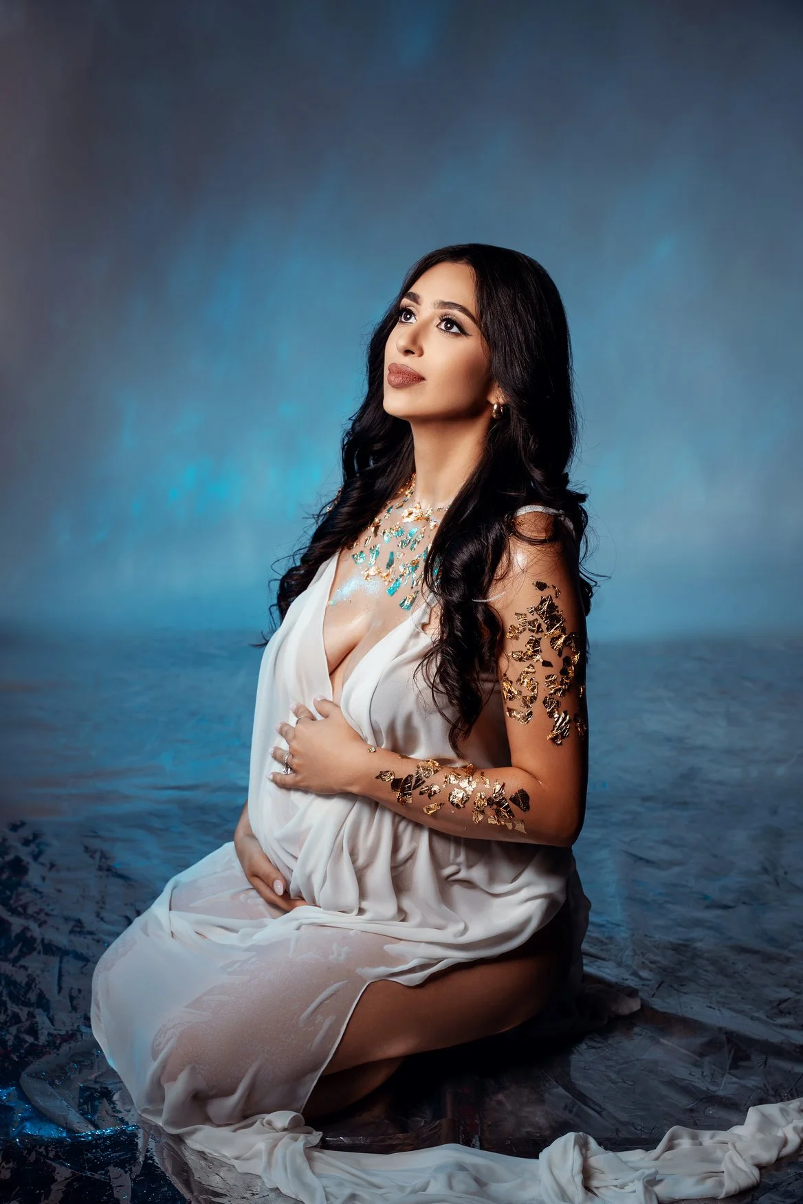 Maternity photoshoot with elegant maternity with henna in Chicago - Filaneyka photo studio