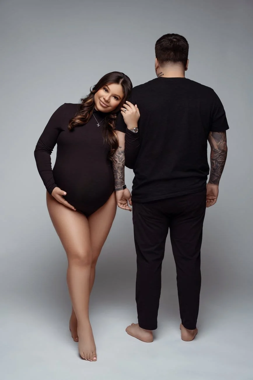 Maternity portrait session with tattooed couple casual maternity shot in Chicago - Filaneyka photo studio