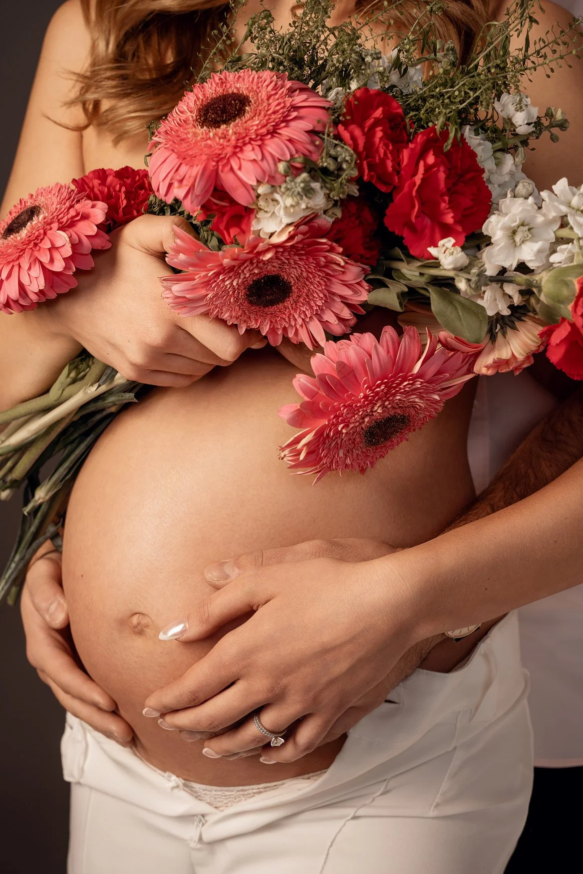 Maternity portrait session with flowers cradling baby bump in Chicago - Filaneyka photo studio