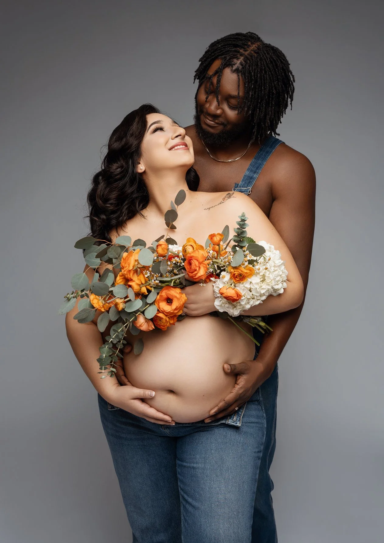 Maternity photoshoot with couple with flowers tender embrace in Chicago - Filaneyka photo studio
