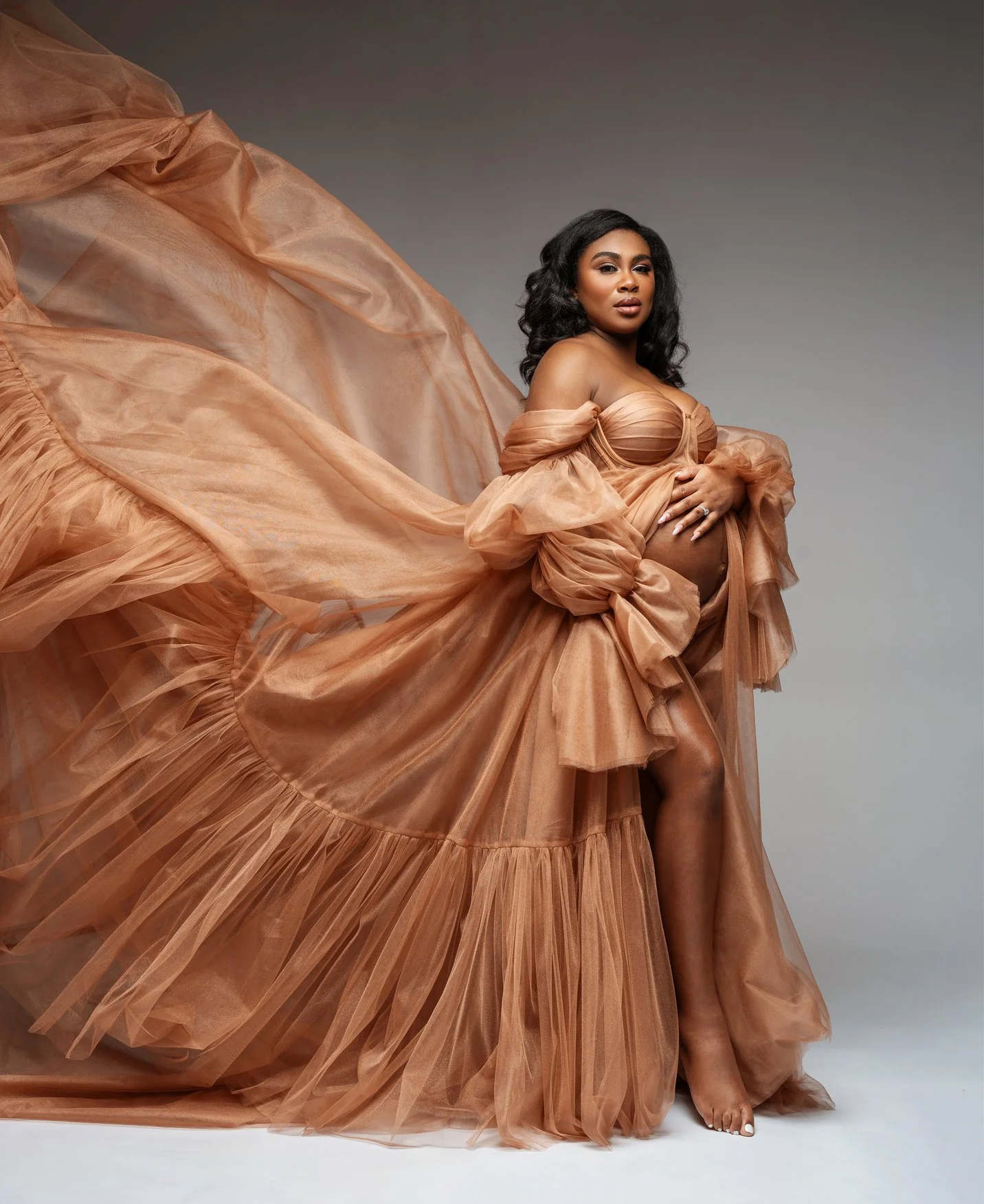 Maternity photoshoot with elegant peach tulle maternity gown in Chicago - Filaneyka photo studio