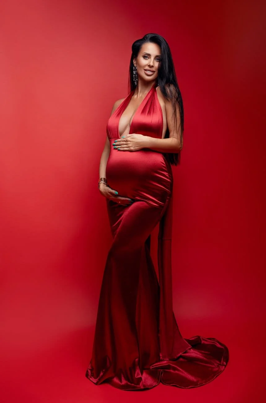 Maternity portrait session with pregnant woman in red dress in Chicago - Filaneyka photo studio