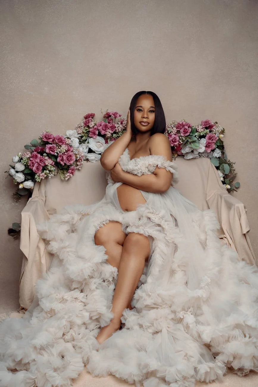 Maternity photoshoot with pregnant woman with floral backdrop in Chicago - Filaneyka photo studio