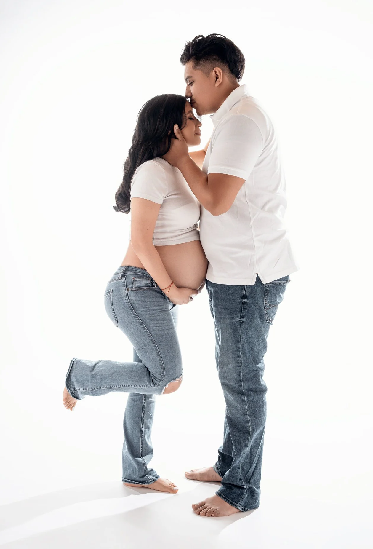 Expecting mother photoshoot with expecting couple sweet kiss in Chicago - Filaneyka photo studio