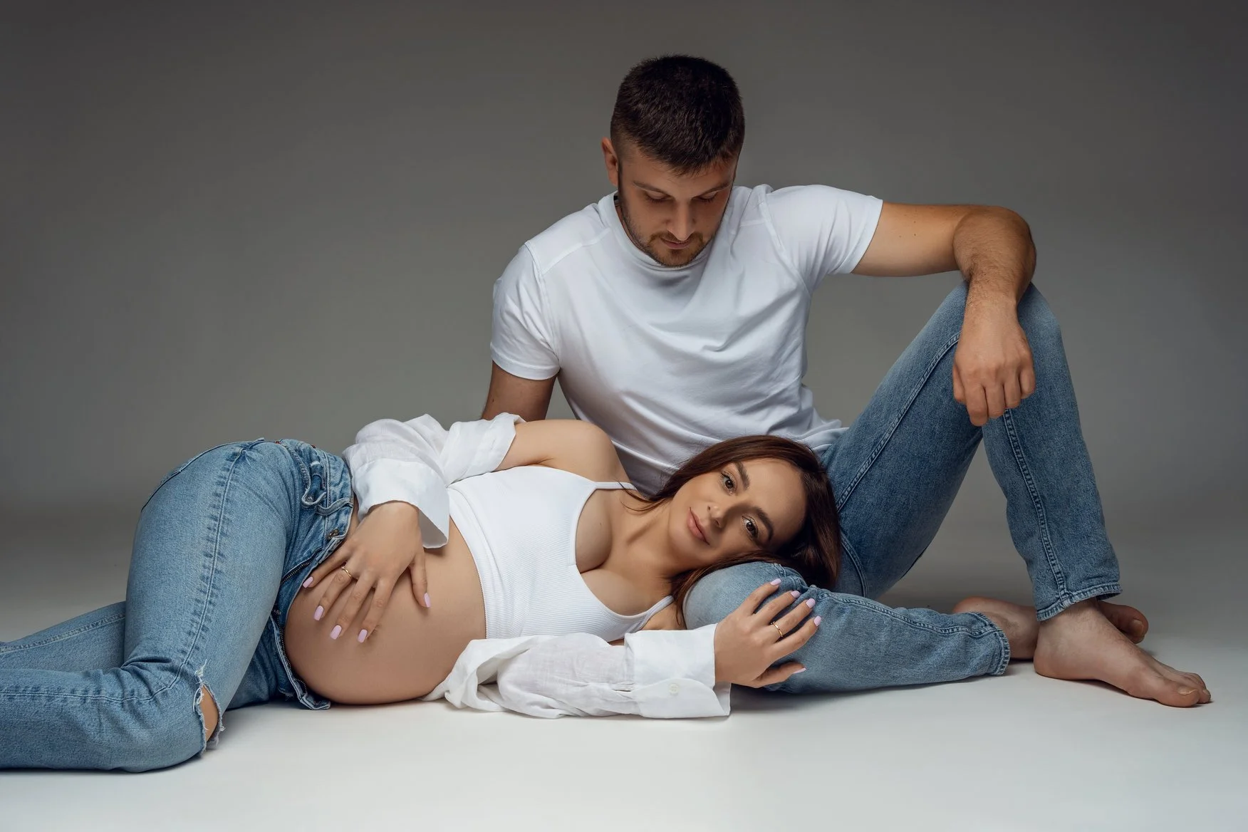 Expecting mother photoshoot with couple relaxing on floor in Chicago - Filaneyka photo studio