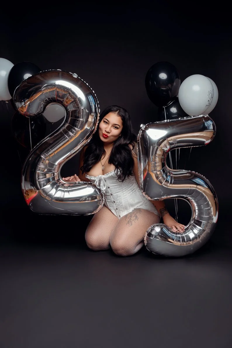 Birthday photoshoot with celebrating 25th birthday with balloons in Chicago - Filaneyka photo studio