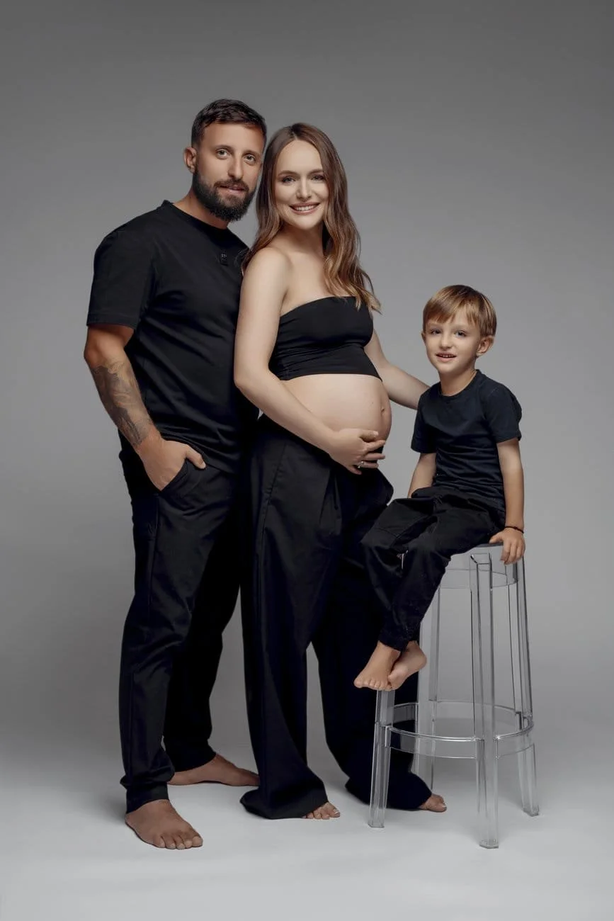 Maternity photoshoot with family in black maternity portrait in Chicago - Filaneyka photo studio